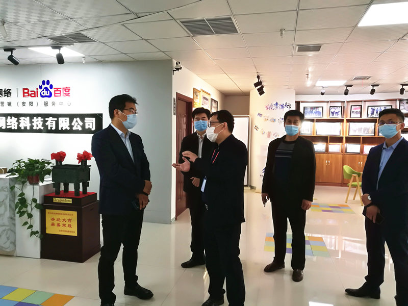 安陽(yáng)市商務(wù)局副局長(cháng)張躍勇，攜同天津伍創(chuàng  )電子商務(wù)有限公司李富民一行蒞臨安陽(yáng)青峰網(wǎng)絡(luò )參觀(guān)指導??！